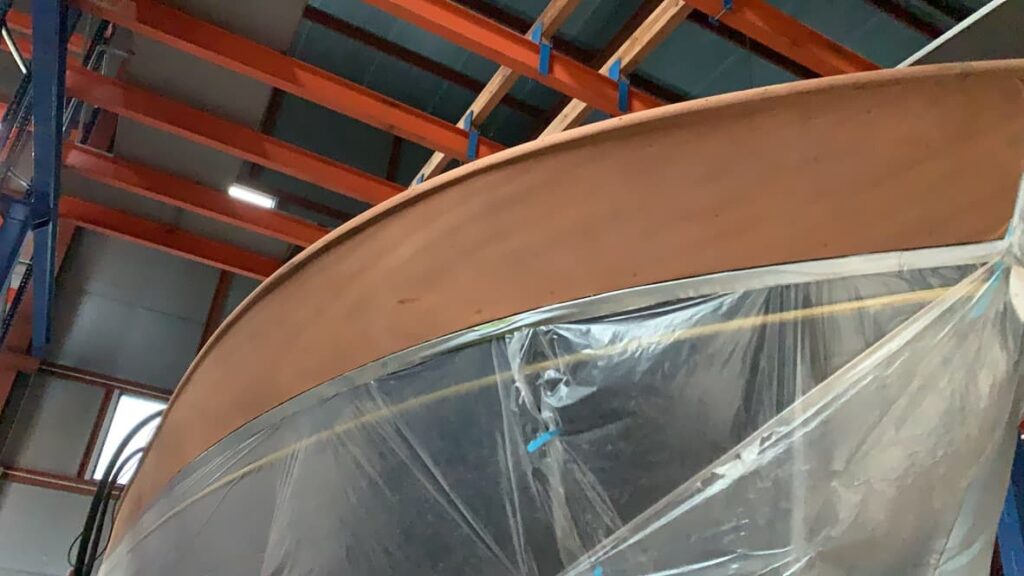 Barnizado cubierta barco en Sotogrande